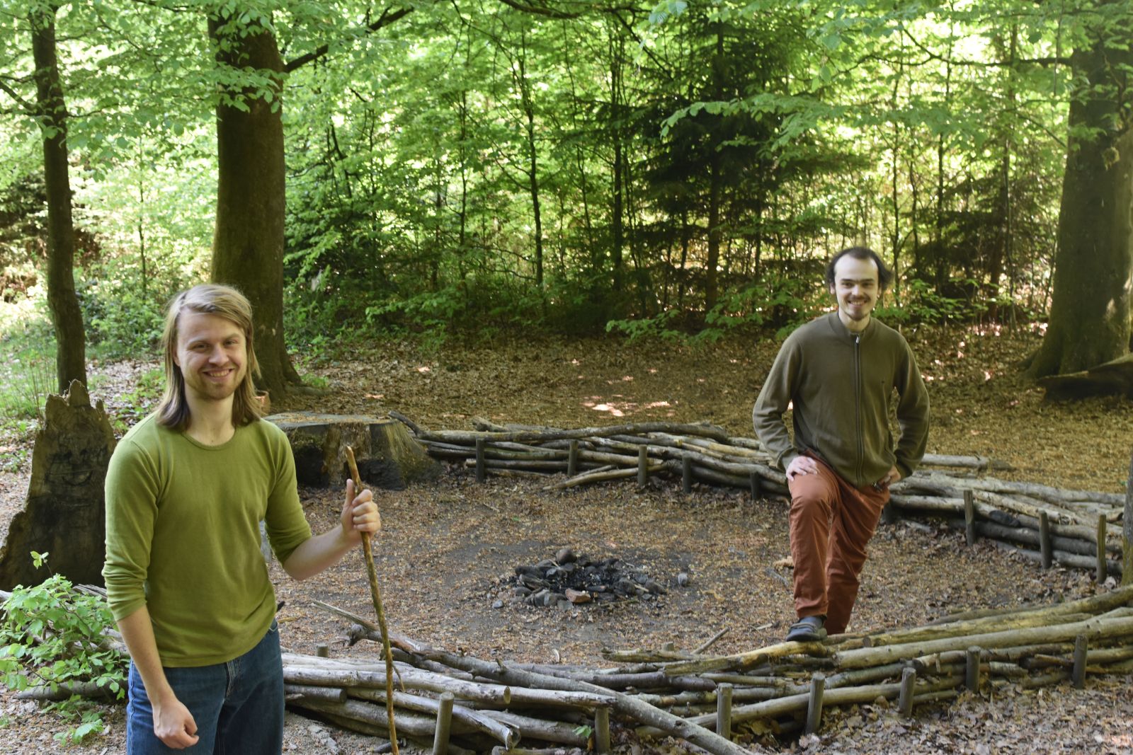 Die Leitungspersonen der Waldkinder Länggasse beim Waldsofa im Bremgartenwald in Bern